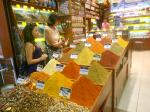 Estefânia e Sandra numa banca do Mercado das Especiarias, em Istambul.