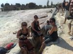 Estefânia, Talita e Sandra curtindo as águas de Pamukkale.
