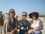 Talita, Estefânia e Sandra, na Acrópolis.