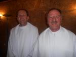 Pe. Paulo e Pe. Roque antes da Missa de Domingo.