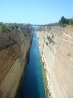 Canal de Corinto que liga O Mar Egeu ao Mar Jônico.