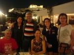 Grupo jantando no restauramte do hotel, com o Parthenon ao fundo.