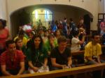 Jovens antes da missa em Javier.