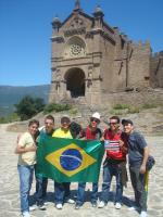 Jovens do Maranhão, Mato Grosso, Mato Grosso do Sul e Bahia em frente ao Castill