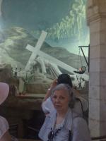 Dinei percorrendo a Via Sacra em Jerusalém.