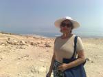 Sirlei no alto da fortaleza Masada, com o Mar Morto ao fundo.
