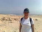 Cida no alto da fortaleza Masada, com o Mar Morto ao fundo.