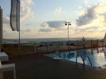 Vista da piscina e do Mar Mediterraneo desde o nosso Hotel Marina em Tel Aviv