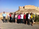 Grupo em frente das ruínas do castelo de Shoubak, na Jordânia.