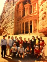 Grupo no Tesouro de Petra, uma das 7 Maravilhas do Mundo Moderno.
