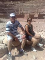 Antonio e Teca no Teatro Romano de Petra.