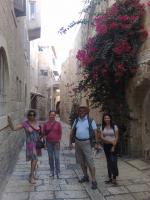 Sirlei, Elsa, Ivan e Cida pelas ruas da Cidade Velha de Jerusalém.