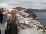 Izabel na paisagem típica da Ilha de Santorini.