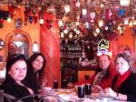 Marilena, Marisa, Sonia e Cabral almoçando em Istambul.