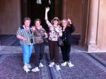 Marta, Paula, Vera e Izabel visitando uma mesquita no Cairo.