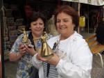 Ana e Sonia com miniaturas dos Dervixes rodopiantes.