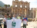 ... e os Juventudistas, em frente das ruínas da Biblioteca de Celsus.