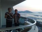 Vera e Paula, em Kusadasi, comendo figos e apreciando o por do Sol no Mar Egeu.