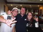 Willian e Mariana e nosso barman Joey do happy hour no hotel.