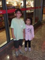 Lucas e Caroline, os mascotes, aguardando o embarque em Porto Alegre.