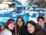 Debora, Mariana, Juliana e Lucas no show de golfinhos, no Sea World.