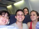 Moises, Iuri, Isabella e Mariana no vôo com conexão no Panamá.