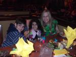 Lucas, Carol e Anelise em jantar havaiano, no Sea World.