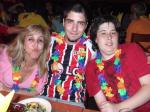 Mirela, Willian e Moises em jantar havaiano, no Sea World.