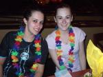 Mariana e Debora em jantar havaiano, no Sea World.