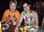 Anelise e Cristiane em jantar havaiano, no Sea World.