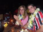 Os aniversariantes Mirela e Willian em jantar havaiano, no Sea World.