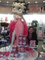 Juliana na loja da Betty Boop, no Universal Studios.
