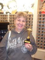 E o Oscar vai para... Anelise com réplica do Oscar.