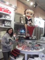 Sandra na loja da Betty Boop, no Universal Studios.