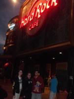 Isabella, Mariana e Willian no Hard Rock Cafe.