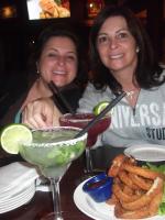 Juliana e Sandra em jantar no Hard Rock Cafe.