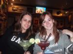 Mariana e Debora em jantar no Hard Rock Cafe.
