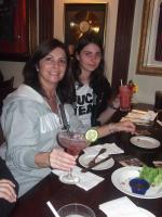 Sandra e Isabella em jantar no Hard Rock Cafe.