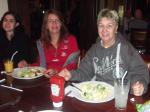 Cris, Tuka e Anelise em jantar no Hard Rock Cafe.
