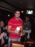 O aniversariante do dia, Willian, comemorando em grande estilo no Hard Rock Cafe