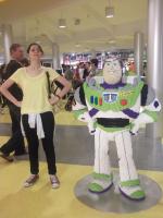 Isabella fazendo cosplay do Buzz.