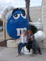 Anelise e Bianca na loja da M&M's.