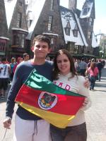 Iuri e Mariana na Terra do Harry Potter, na Island of Adventure.