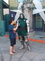 Moises com personagem da Marvel, na Island of Adventure.