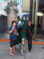 Moises, Iuri e Helen com personagem da Marvel, na Island of Adventure.