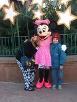 Mirela e Lucas com a Minnie.