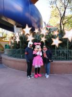 Isabella e Juliana com a Minnie.