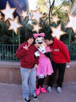 Moises e Iuri com a Minnie.