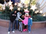 O esperto! Willian, Roberto, Mirela e Lucas com a Minnie.