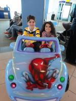 Lucas e Carol brincando no aeroporto do Panamá.